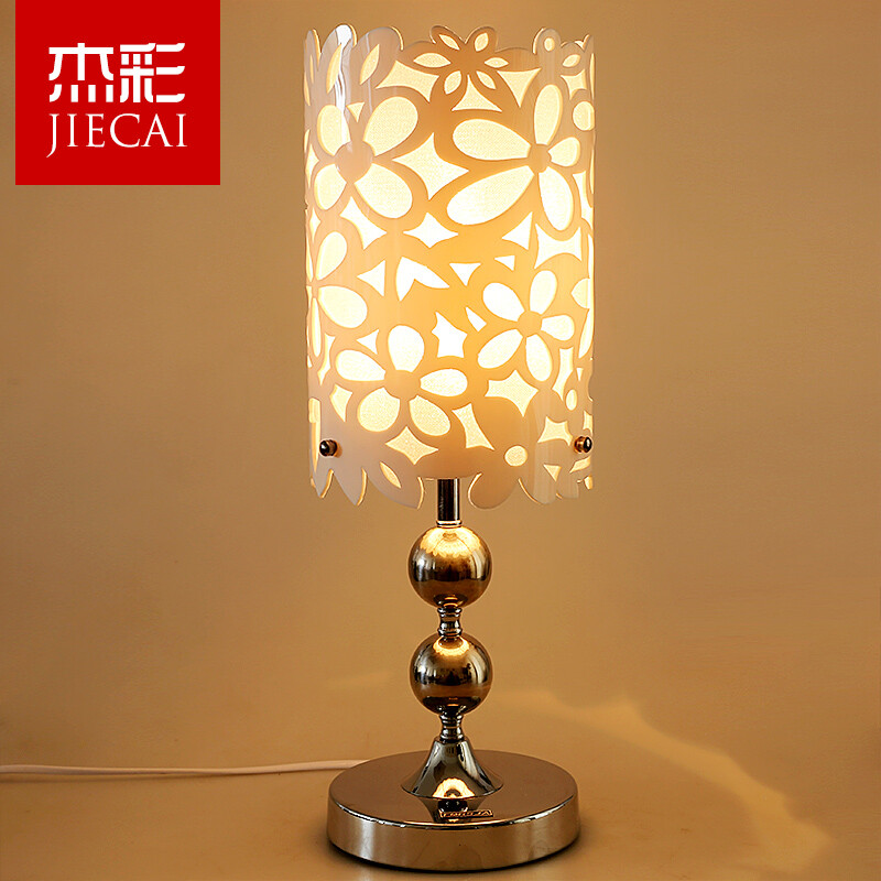 杰彩雕花鏤空臺(tái)燈 臥室床頭的創(chuàng)意光與影